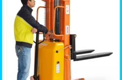 赤峰電動堆高叉車招聘電話號碼