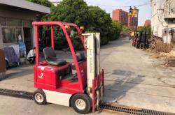 赤峰賣叉車電話是多少錢啊