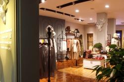 赤峰胖女孩服裝店電話地址是多少