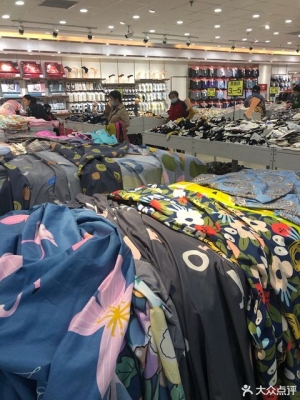 赤峰服裝展架批發(fā)市場(chǎng)電話號(hào)碼-第1張圖片