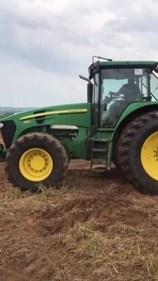 赤峰約翰迪爾拖拉機(jī)售后電話-第1張圖片