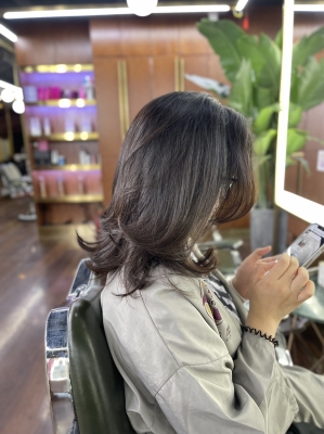 赤峰阿龍?jiān)煨兔腊l(fā)店電話號碼-第1張圖片