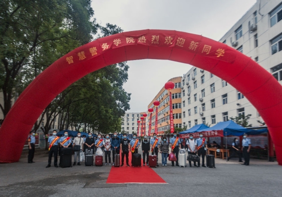 赤峰學(xué)院新生咨詢電話號碼是多少-第1張圖片