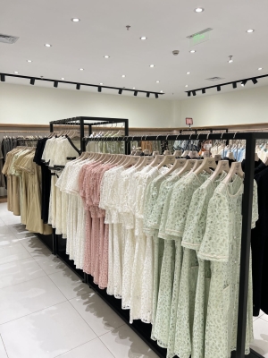 赤峰國風(fēng)衣服專賣店電話號(hào)碼-第1張圖片