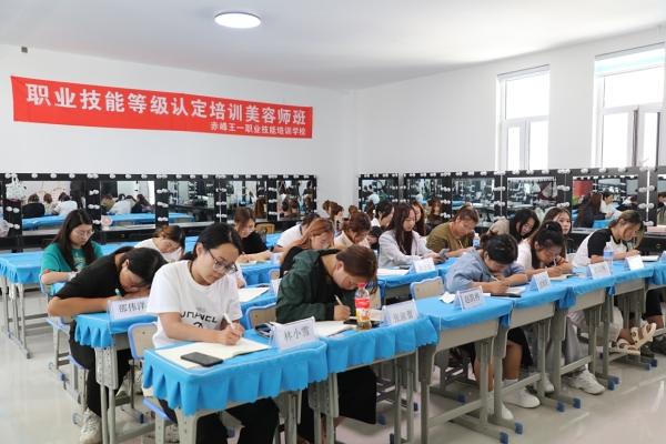 赤峰美甲師培訓(xùn)咨詢電話號碼-第1張圖片