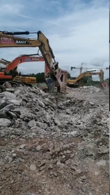 赤峰開(kāi)挖掘機(jī)租賃公司電話號(hào)碼-第1張圖片