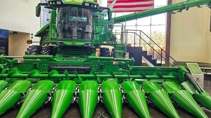 赤峰市農(nóng)機(jī)公司收割機(jī)-第1張圖片