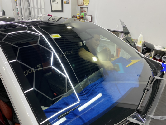 赤峰貼膜四門玻璃店電話號碼-第1張圖片