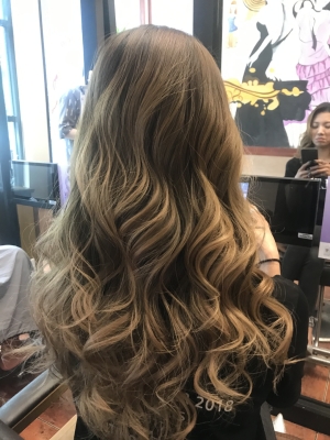 赤峰圣萱發(fā)型設(shè)計(jì)店電話號碼-第1張圖片