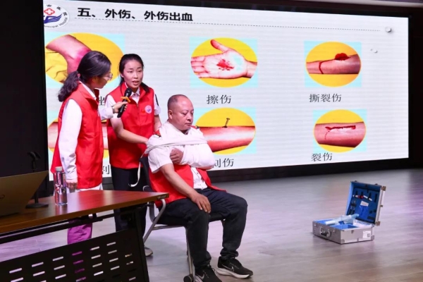 赤峰市醫(yī)院有急診嗎電話號(hào)碼-第1張圖片