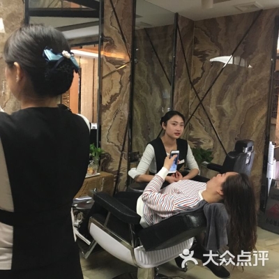 赤峰理發(fā)店美女老板電話號(hào)碼-第1張圖片