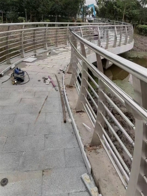 赤峰護(hù)欄施工隊(duì)電話號(hào)碼查詢-第1張圖片