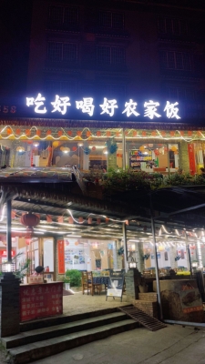 赤峰當(dāng)?shù)厝巳サ膶嵒蒺^子-第1張圖片