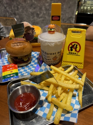 赤峰吃貨手工漢堡店電話號(hào)碼-第1張圖片