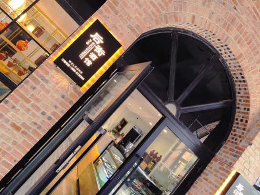 赤峰里昂酒館電話多少號啊-第1張圖片