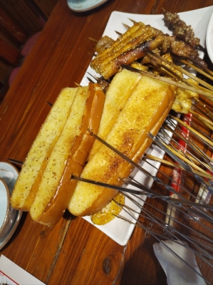 赤峰烤肉地?cái)傠娫挾嗌偬?hào)碼-第1張圖片