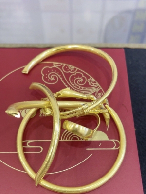 赤峰黃金手鐲同城店電話號(hào)碼-第1張圖片