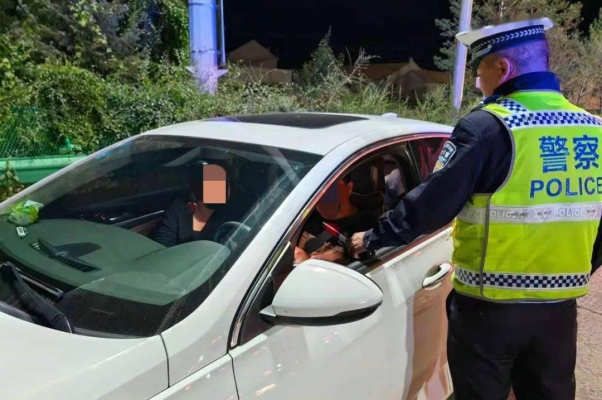 赤峰停車欠費查詢電話號碼是多少-第1張圖片