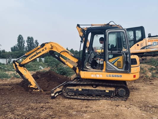 赤峰鏟車培訓(xùn)辦理電話號碼是多少-第1張圖片