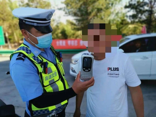 內(nèi)蒙赤峰駕駛證辦理電話號(hào)碼-第1張圖片