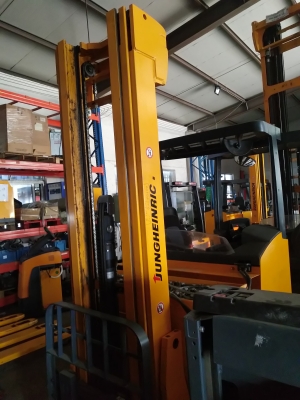 赤峰倉(cāng)庫(kù)叉車經(jīng)銷商電話號(hào)碼-第1張圖片