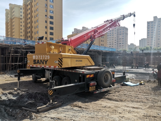 赤峰變頻起重機(jī)租賃電話地址-第1張圖片