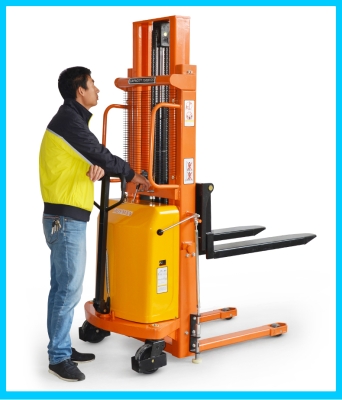 赤峰電動堆高叉車招聘電話號碼-第1張圖片