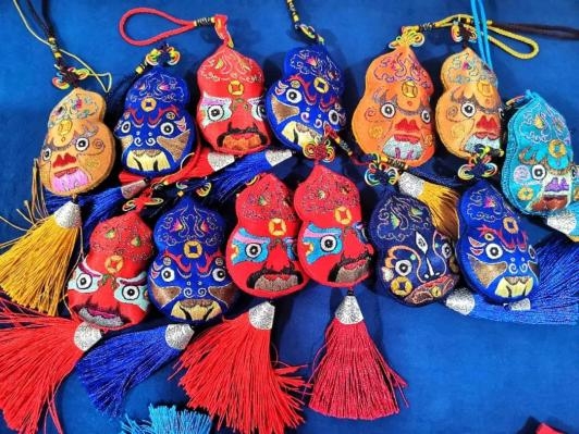 赤峰賣胸針的地方電話地址查詢-第1張圖片