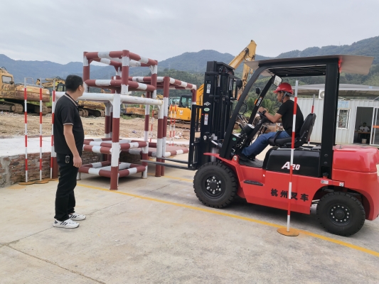 赤峰松山區(qū)叉車維修電話號(hào)碼-第1張圖片