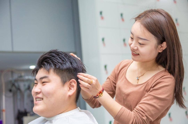 赤峰江南理發(fā)師招聘電話號碼-第1張圖片