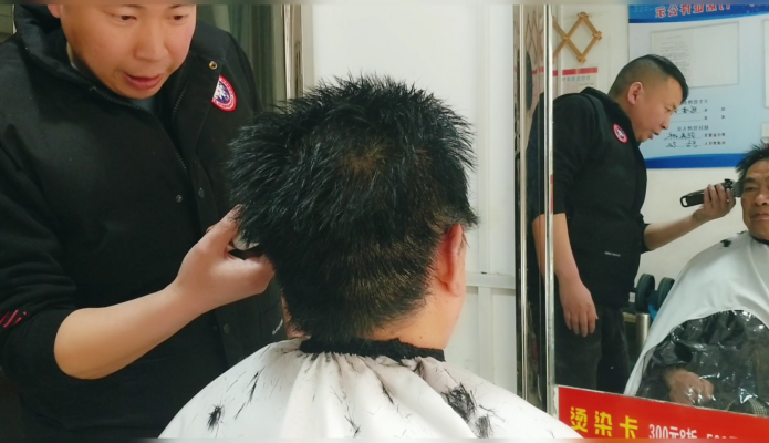 赤峰剪發(fā)大叔是誰(shuí)啊電話多少-第1張圖片